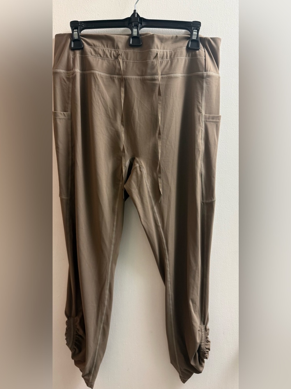HALARA Women's Taupe High-Waist Leggings with Side Pockets